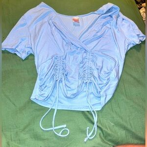 Cute blue tea with side tires, where you can shorten or length then your shirt